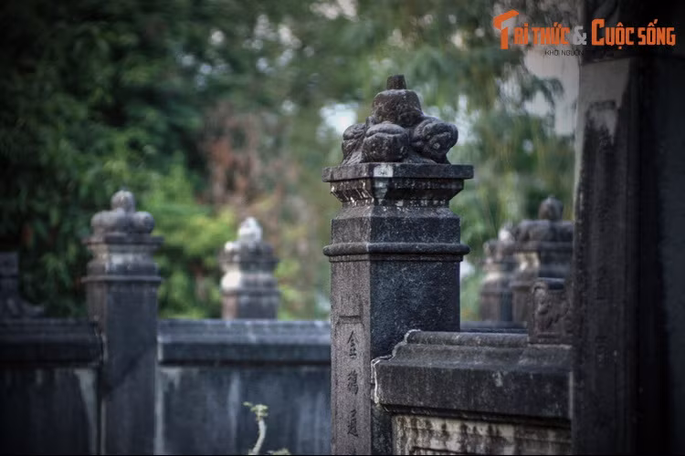 Mái cổng mộ làm 2 tầng, tạc hình ngói ống tre, nóc mái trên trang trí hình con dơi, giữa 2 tầng mái là hoa văn dây leo, phần dưới cùng là hoa văn dây leo và quả lựu. Tường bao quanh mộ có các trụ đá trang trí hình các loại hoa quả phổ biến của Nam Bộ.