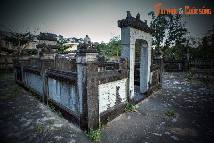 Theo một lời kể phổ biến, ông Huỳnh Ngọc Khiêm là người ở làng Hương Mỹ, Mỏ Cày, Bến Tre. Do làm ăn thất bại nên ông cùng vợ và 9 người con, rủ thêm một số bạn bè xuống ghe đi tìm đất mới lập nghiệp.