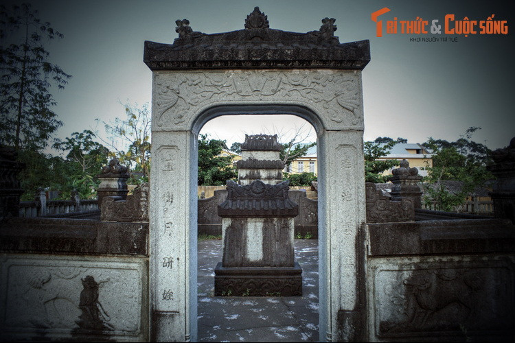 Khi đến vàm Giồng Luông thì gặp nước xoáy, quai chèo hai lần bị đứt. Mệt mỏi vì phận đời chìm nổi, ông nói với vợ con “phận nghèo đi tới xứ mô cũng nghèo” và quyết định dừng ghe, cắm dùi ở đất Giồng Luông, tức Đại Điền ngày nay để khai rừng lập ruộng.