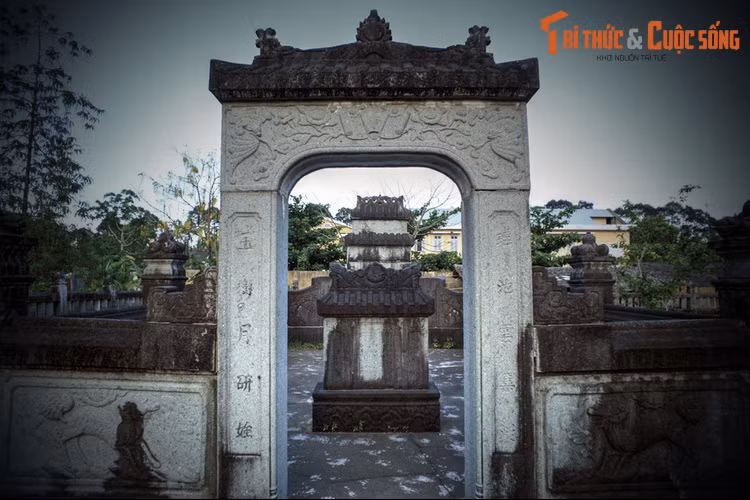 Khi đến vàm Giồng Luông thì gặp nước xoáy, quai chèo hai lần bị đứt. Mệt mỏi vì phận đời chìm nổi, ông nói với vợ con “phận nghèo đi tới xứ mô cũng nghèo” và quyết định dừng ghe, cắm dùi ở đất Giồng Luông, tức Đại Điền ngày nay để khai rừng lập ruộng.