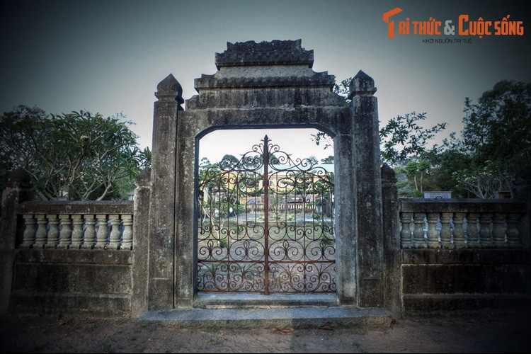 Sau nhiều thăng trầm của thời cuộc, khu mộ Hương Liêm vẫn được gìn giữ vẹn toàn đến ngày nay. Công trình nằm trong khuôn viên có diện tích 966m2, gồm hai phần mộ nằm song song nhau của vợ chồng ông Hương Liêm.