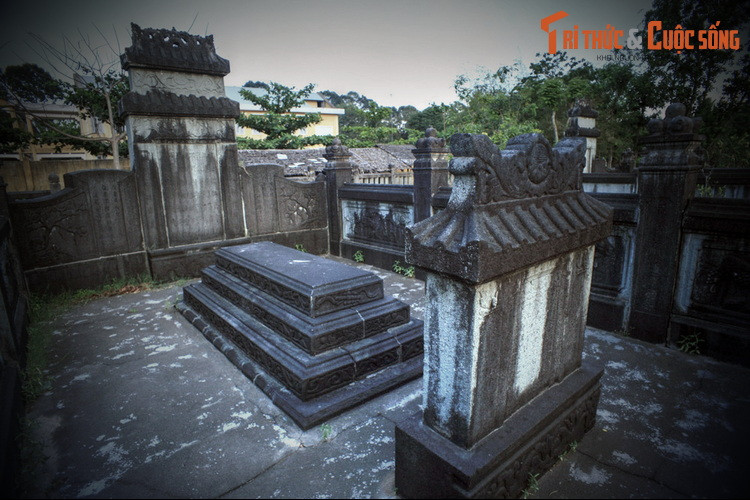 Nhờ chí thú làm ăn, chẳng bao lâu gia đình ông đã biến vùng đất còn rừng hoang thú dữ này thành hàng trăm mẫu ruộng. Quan trên nghe tiếng đồn, giao cho ông trách nhiệm khai phá để di dân vào lập nghiệp.