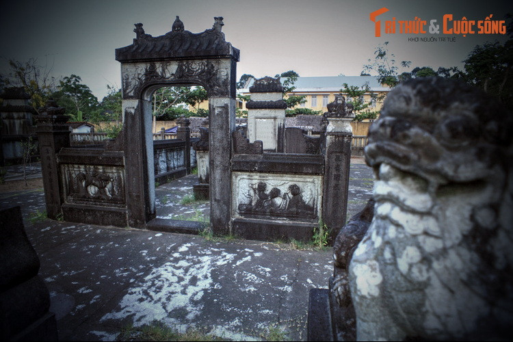 Theo một lời kể khác thì ông Huỳnh Ngọc Khiêm vốn là người Huế nhưng cùng vợ và chín người con vào miền Nam lập nghiệp. Cả gia đình ông di chuyển bằng ghe bầu xuất phát từ Huế vượt biển xuôi về phương Nam.