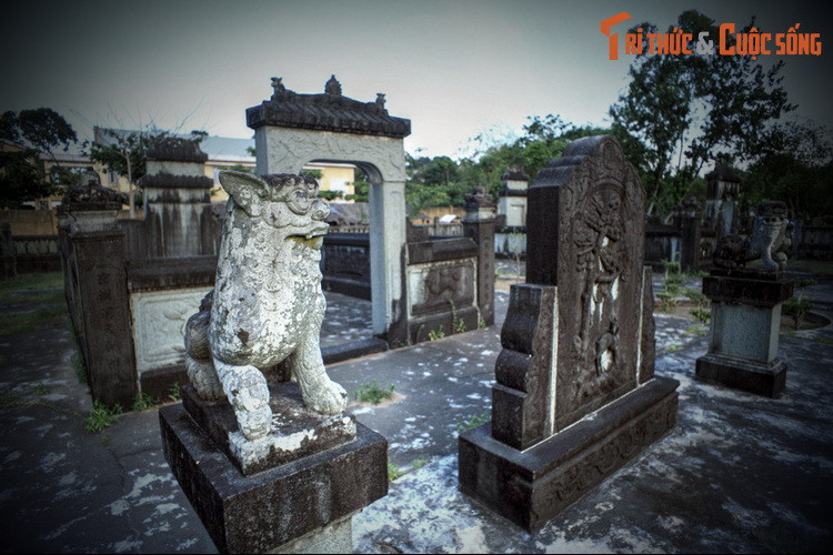 Toàn bộ khu mộ được xây dựng hoàn toàn bằng đá xanh, từ hàng rào bên ngoài cho đến phần lăng mộ bên trong. Hai ngôi mộ của ông bà Huỳnh Ngọc Khiêm làm theo kiểu thức giống nhau, phía trước có bình phong và hai con nghê đá trấn hai bên.