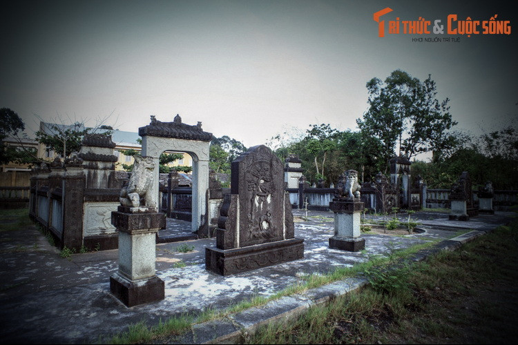 Lúc sinh thời, ông Hương Liêm được biết đến như một người giàu có bậc nhất ở vùng Bến Tre. Người đời nói rằng ông lập nghiệp từ hai bàn tay trắng. Có nhiều giai thoại khác nhau kể về việc này.