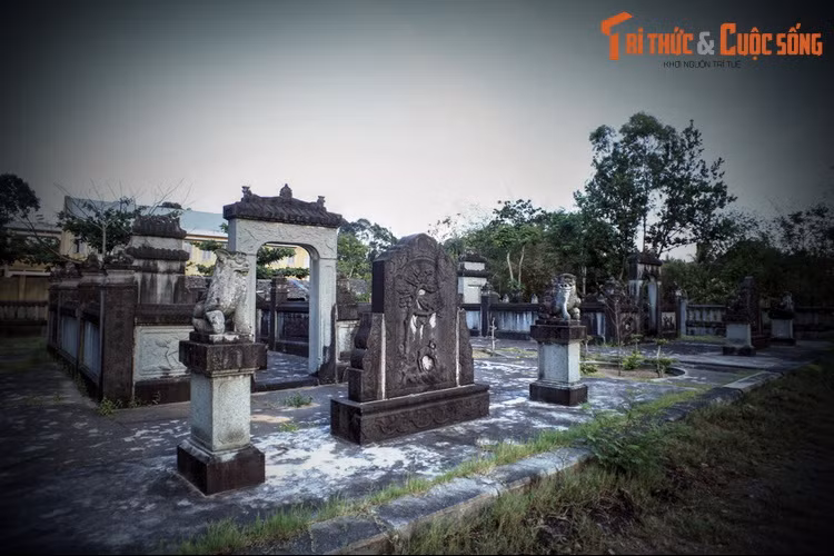 Lúc sinh thời, ông Hương Liêm được biết đến như một người giàu có bậc nhất ở vùng Bến Tre. Người đời nói rằng ông lập nghiệp từ hai bàn tay trắng. Có nhiều giai thoại khác nhau kể về việc này.