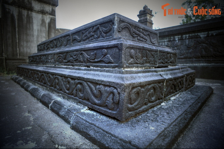 Vào một buổi trưa hè, trong lúc ông Huỳnh lo sợ khai phá không đúng hạn định sẽ bị quan phạt vạ thì bất ngờ khu rừng già phát hỏa, cháy suốt mấy ngày, thú dữ bỏ đi, cỏ cây bị thiêu rụi. Ông cùng mọi người bứng gốc, vỡ hoang, mở mang thêm ruộng rẫy.