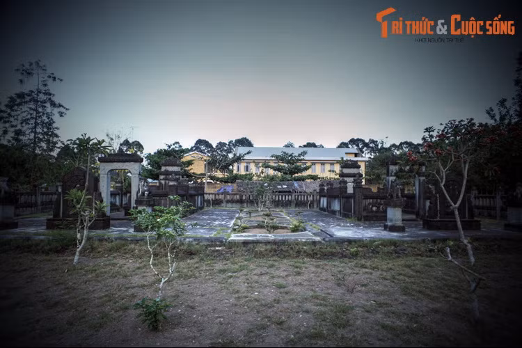 Nằm ở xã Phú Khánh, huyện Thạnh Phú, tỉnh Bến Tre, mộ đá cổ Hương Liêm là một khu mộ cổ đẹp hiếm có của miền đất Nam Kỳ Lục Tỉnh xưa. Khu mộ được ông Hương Liêm (Huỳnh Ngọc Khiêm, 1843 - 1927) cho xây dựng vào năm 1911 để chuẩn bị cho hậu sự của mình.