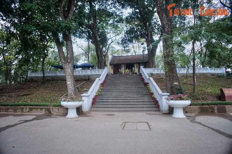 Quả đồi được gọi là núi Nùng, theo tên gọi của một quả núi thiêng huyền thoại gắn với kinh thành Thăng Long xưa. Ngoài ra núi Nùng còn có tên khác là núi Sưa, vì phía trên trồng nhiều cây sưa. Mặt phía Đông của núi Nùng có đền Sưa.