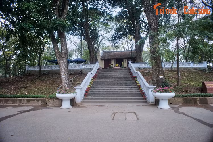 Quả đồi được gọi là núi Nùng, theo tên gọi của một quả núi thiêng huyền thoại gắn với kinh thành Thăng Long xưa. Ngoài ra núi Nùng còn có tên khác là núi Sưa, vì phía trên trồng nhiều cây sưa. Mặt phía Đông của núi Nùng có đền Sưa.