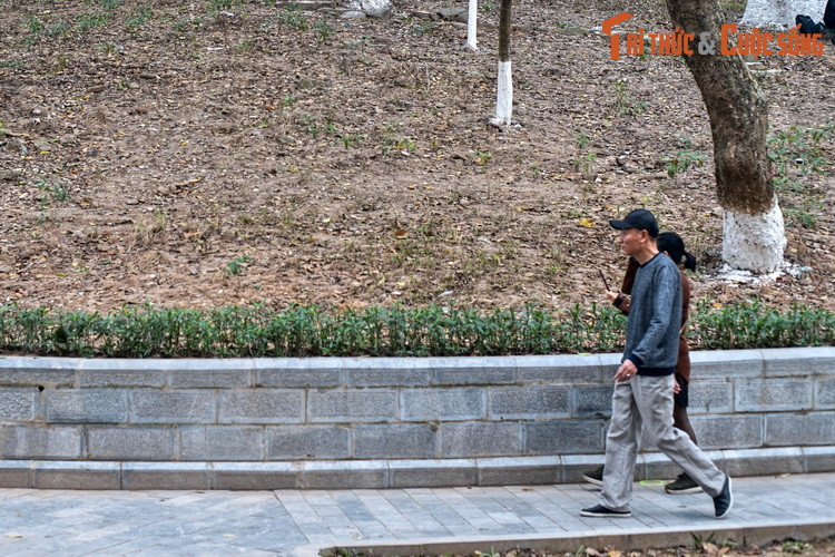 Năm 1851, do mở đường mở chợ, đào thấy nhiều hài cốt ở các nơi, người ta lại cho thu vào một khu vực và đắp thành gò thứ 13, tức là gò Đống Đa hiện nay. Còn 12 gò ban đầu đã bị phạt đi trong thời gian người Pháp mở rộng Hà Nội năm 1890.