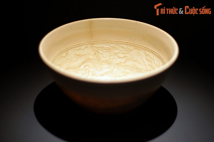 Theo hồ sơ Bảo vật, hai chiếc bát sứ này là minh chứng cho trình độ phát triển cao của kỹ nghệ sản xuất gốm sứ Đại Việt thời Lê sơ. Nguyên liệu của bát là cao lanh có độ tinh khiết cao, được nung nhiệt độ cao giúp cho sản phẩm có xương rất mỏng mà vẫn đảm bảo độ bền và thấu quang.