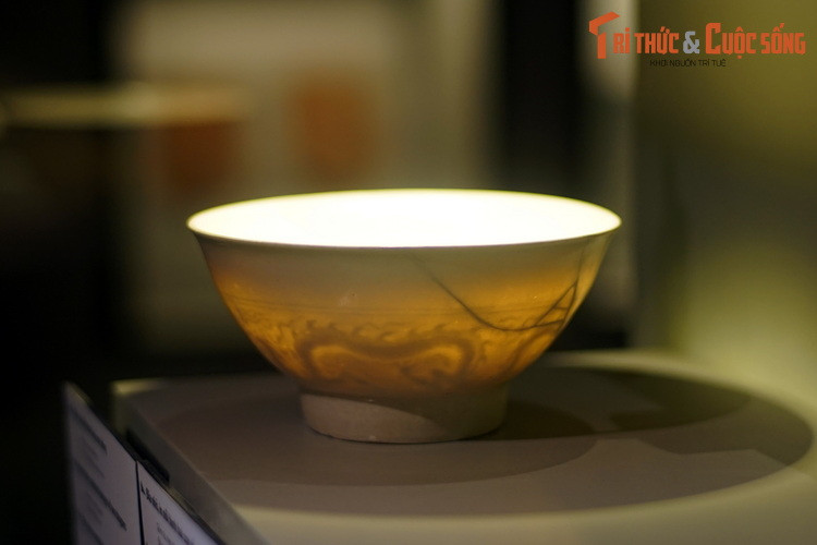 Khi được tìm thấy, bát nằm trong lớp trầm tích chứa nhiều hiện vật gồm đồ sành, gốm men thời Lê sơ (thế kỷ 15-16). Hai chiếc đều bị vỡ do sức ép của đất, một chiếc mất một số mảnh. Sau đó các mảnh vỡ đã được ghép lại, phần mảnh bị mất đã được phục nguyên bằng chất liệu bột đá và keo.