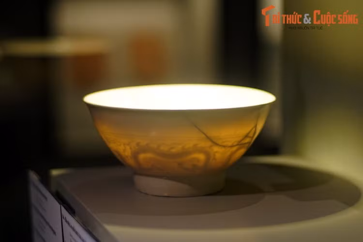 Khi được tìm thấy, bát nằm trong lớp trầm tích chứa nhiều hiện vật gồm đồ sành, gốm men thời Lê sơ (thế kỷ 15-16). Hai chiếc đều bị vỡ do sức ép của đất, một chiếc mất một số mảnh. Sau đó các mảnh vỡ đã được ghép lại, phần mảnh bị mất đã được phục nguyên bằng chất liệu bột đá và keo.