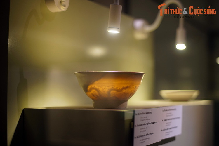 Được các chuyên gia khẳng định là vật dụng dành cho vua ở hoàng cung Thăng Long, hai chiếc bát sứ có kích thước khác nhau (đường kính miệng lần lượt là 14,5 cm và 12,4 cm), cùng lớn hơn so với loại bát thường dùng để ăn cơm phổ biến hiện nay.