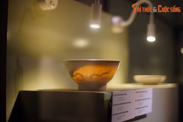 Được các chuyên gia khẳng định là vật dụng dành cho vua ở hoàng cung Thăng Long, hai chiếc bát sứ có kích thước khác nhau (đường kính miệng lần lượt là 14,5 cm và 12,4 cm), cùng lớn hơn so với loại bát thường dùng để ăn cơm phổ biến hiện nay.