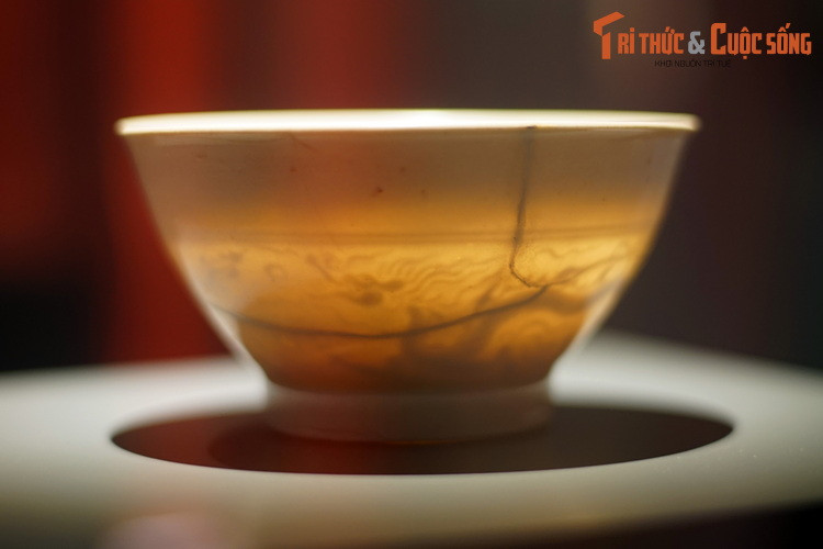 Tại Việt Nam, những chiếc bát sứ trắng có vẽ rồng 5 móng tương tự cũng được tìm thấy ở Cố đô Lam Kinh, nhưng trong tình trạng không còn nguyên vẹn, không đủ mảnh để khôi phục hình dáng như hai chiếc bát sứ tìm thấy ở Hoàng thành Thăng Long.