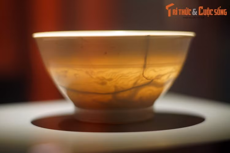 Tại Việt Nam, những chiếc bát sứ trắng có vẽ rồng 5 móng tương tự cũng được tìm thấy ở Cố đô Lam Kinh, nhưng trong tình trạng không còn nguyên vẹn, không đủ mảnh để khôi phục hình dáng như hai chiếc bát sứ tìm thấy ở Hoàng thành Thăng Long.