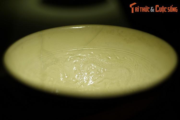 Theo hồ sơ bảo vật quốc gia, mặc dù có khác nhau về kích thước nhưng cấu trúc, đề tài và kỹ thuật trang trí hoa văn trên chiếc bát giống nhau gần như hoàn toàn. Hoa văn được trang trí trong lòng bát, với đồ án chính hình rồng. Giữa lòng bát in nổi một chữ “Quan”.