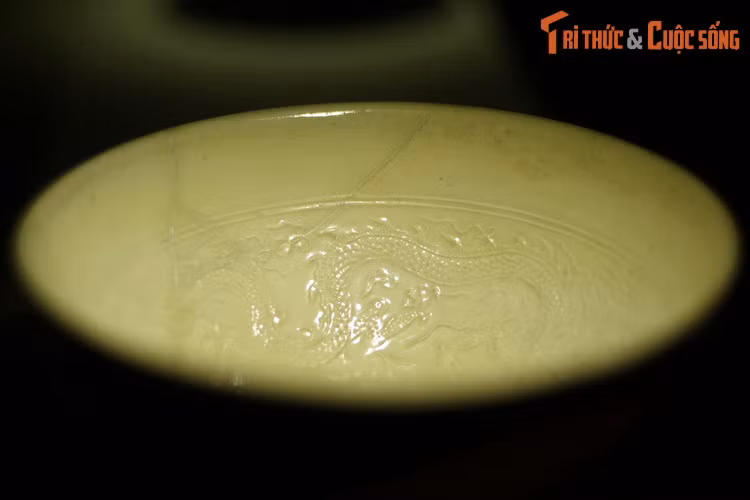 Theo hồ sơ bảo vật quốc gia, mặc dù có khác nhau về kích thước nhưng cấu trúc, đề tài và kỹ thuật trang trí hoa văn trên chiếc bát giống nhau gần như hoàn toàn. Hoa văn được trang trí trong lòng bát, với đồ án chính hình rồng. Giữa lòng bát in nổi một chữ “Quan”.