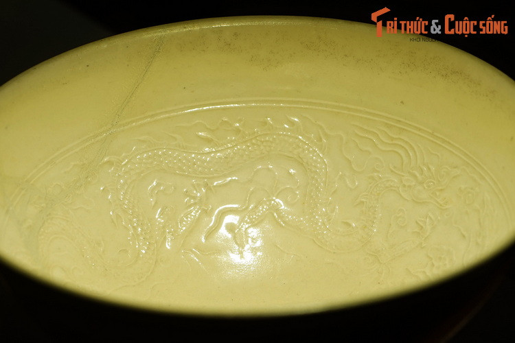 Đôi rồng được thể hiện trong tư thế đang bay lượn trong mây tạo thành hình vòng tròn trên thành bát, hướng vận động theo chiều kim đồng hồ, mang nét đặc trưng của tạo hình rồng thời Lê sơ.