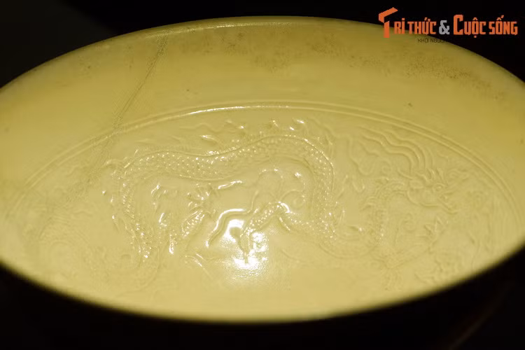 Đôi rồng được thể hiện trong tư thế đang bay lượn trong mây tạo thành hình vòng tròn trên thành bát, hướng vận động theo chiều kim đồng hồ, mang nét đặc trưng của tạo hình rồng thời Lê sơ.