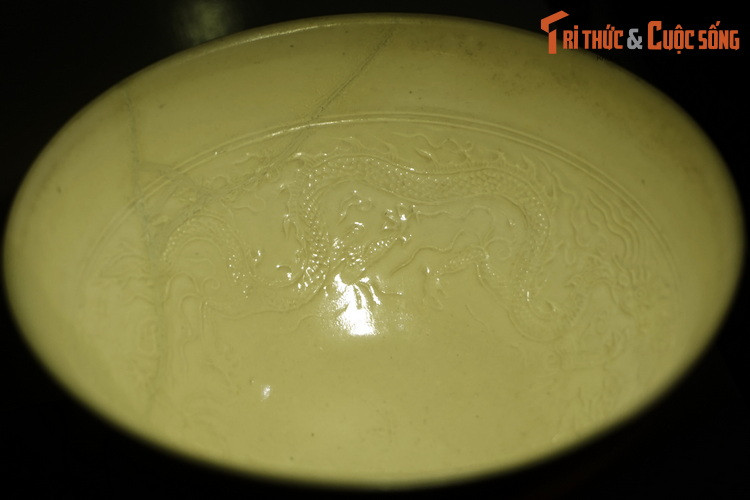 Chân rồng có 5 ngón với móng vuốt sắc nhọn. Đây là hình tượng rồng tiêu biểu dành riêng cho hoàng đế. Thêm vào đó, lòng bát in hình chữ “Quan”, có nghĩa là sản phẩm của lò quan, là lò do quan xưởng thiết lập, chuyên sản xuất các vật dụng dành cho triều đình.