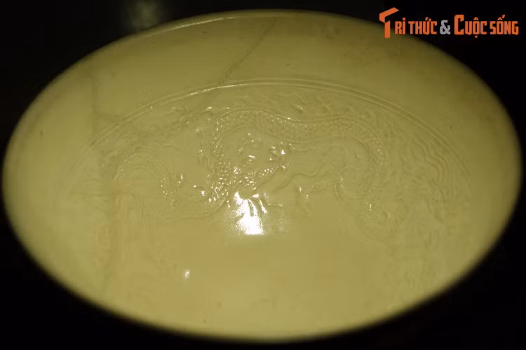 Chân rồng có 5 ngón với móng vuốt sắc nhọn. Đây là hình tượng rồng tiêu biểu dành riêng cho hoàng đế. Thêm vào đó, lòng bát in hình chữ “Quan”, có nghĩa là sản phẩm của lò quan, là lò do quan xưởng thiết lập, chuyên sản xuất các vật dụng dành cho triều đình.