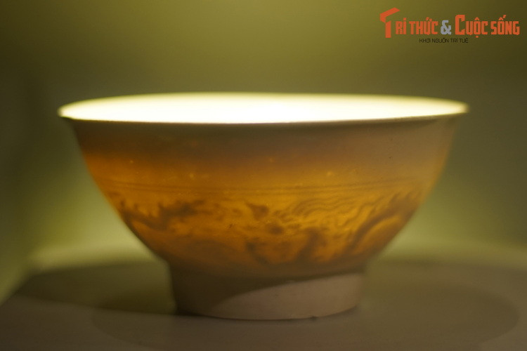 Bát có thân cong đều, miệng tròn, mép miệng vê tròn và hơi bẻ ra bên ngoài. Chân đế cao, thành rất mỏng, được ví “như vỏ trứng”, xương trắng đục, men trong, hoa văn in nổi trong lòng trước khi phủ men. Độ trong của xương gốm rất cao, ánh sáng có thể xuyên qua.