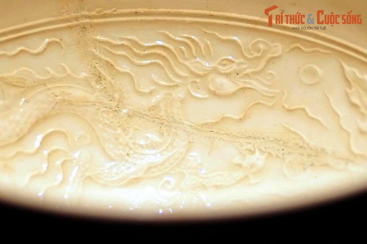 Thêm vào đó, để in được các chi tiết hoa văn nhỏ thì việc in ấn phải diễn ra khi cốt còn ướt. Trong bối cảnh xương rất mỏng như vậy việc in ấn hoa văn khi cốt còn ướt với yêu cầu độ chính xác gần như tuyệt đối cho thấy trình độ tuyệt vời của người thợ gốm.