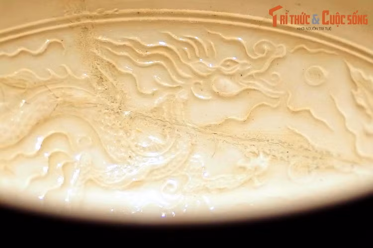 Thêm vào đó, để in được các chi tiết hoa văn nhỏ thì việc in ấn phải diễn ra khi cốt còn ướt. Trong bối cảnh xương rất mỏng như vậy việc in ấn hoa văn khi cốt còn ướt với yêu cầu độ chính xác gần như tuyệt đối cho thấy trình độ tuyệt vời của người thợ gốm.