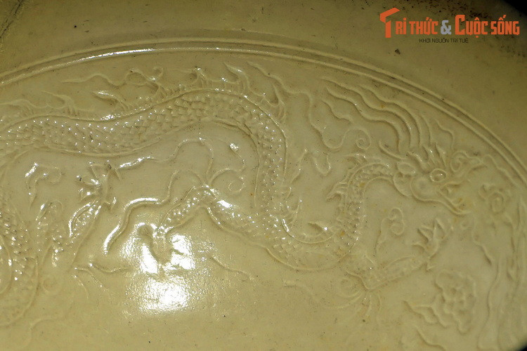 Đầu rồng ngẩng cao, miệng nhả ngọc, thân uốn thành nhiều khúc, đuôi duỗi thẳng về phía sau như cái bánh lái, vây dương cao, các chân thể hiện tư thế vận động như đang đạp vào mây.