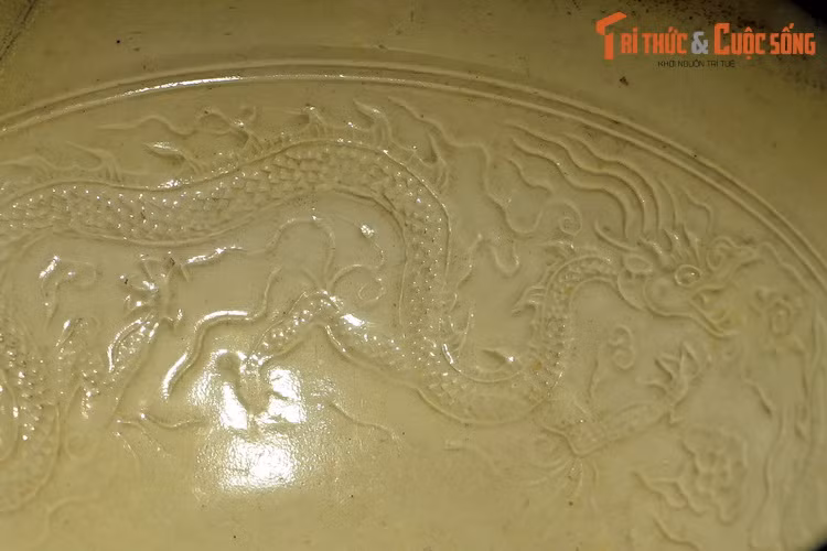 Đầu rồng ngẩng cao, miệng nhả ngọc, thân uốn thành nhiều khúc, đuôi duỗi thẳng về phía sau như cái bánh lái, vây dương cao, các chân thể hiện tư thế vận động như đang đạp vào mây.