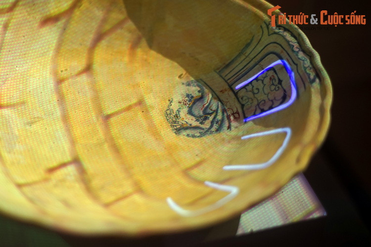 Từ mảnh vỡ này, các chuyên gia đã dùng vật liệu phù hợp để tái dựng một chiếc đĩa lớn, giữa lòng vẽ cảnh không gian sân vườn cùng lầu gác và nhân vật, phía ngoài có các cánh sen bao quanh.