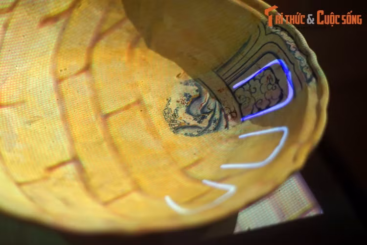 Từ mảnh vỡ này, các chuyên gia đã dùng vật liệu phù hợp để tái dựng một chiếc đĩa lớn, giữa lòng vẽ cảnh không gian sân vườn cùng lầu gác và nhân vật, phía ngoài có các cánh sen bao quanh.