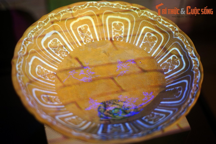 Các bước tái hiện hiện hoa văn của chiếc đĩa được trình chiều tuần tự bằng bằng công nghệ trình chiếu 3D mapping, giúp người xem có sự hình dung trực quan và sống động về sự “hồi sinh” của món cổ vật có từ thế kỷ 15-16.