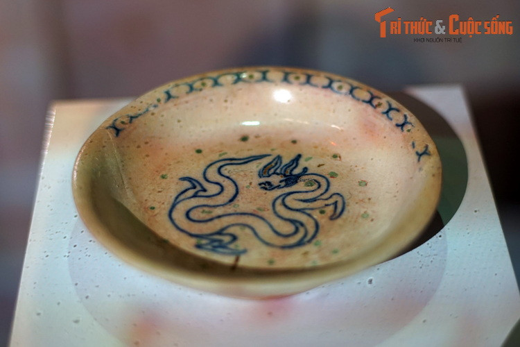 Lớp vàng và màu vẽ trên men thường bị mất đi do quá trình sử dụng và chỉ còn lại những dấu vết mờ nhạt, chỉ có thể nhìn thấy qua ánh sáng xiên. Đó tình trạng của chiếc đĩa khi được mới được phát hiện.