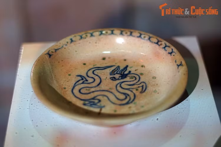 Lớp vàng và màu vẽ trên men thường bị mất đi do quá trình sử dụng và chỉ còn lại những dấu vết mờ nhạt, chỉ có thể nhìn thấy qua ánh sáng xiên. Đó tình trạng của chiếc đĩa khi được mới được phát hiện.