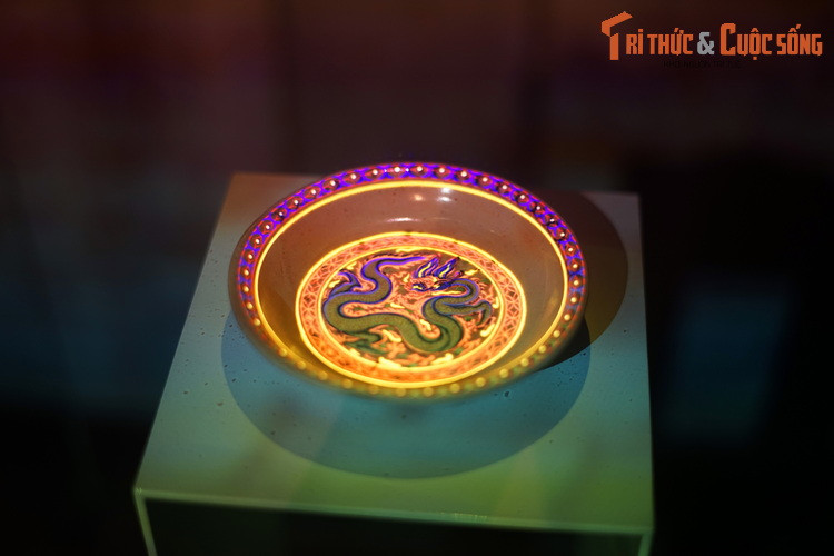 Một hiện vật khác, chiếc địa nhỏ vẽ hình rồng thời Lê sơ này lại chứa đựng câu chuyện thú vị khác về việc phục chế một loại hình cổ vật đặc biệt ở Hoàng thành Thăng Long