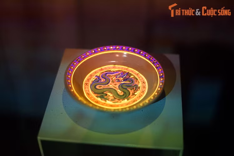 Một hiện vật khác, chiếc địa nhỏ vẽ hình rồng thời Lê sơ này lại chứa đựng câu chuyện thú vị khác về việc phục chế một loại hình cổ vật đặc biệt ở Hoàng thành Thăng Long