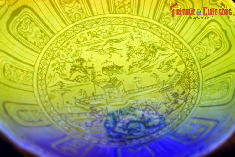 Theo đó, tại khu di tích Hoàng thành Thăng Long, các nhà khảo cổ đã tìm thấy dấu tích của nhiều món đồ gốm sứ cao cấp vẽ nhiều màu. Đây là các loại vật dụng của nhà vua và triều đình ở kinh đô Thăng Long xưa.