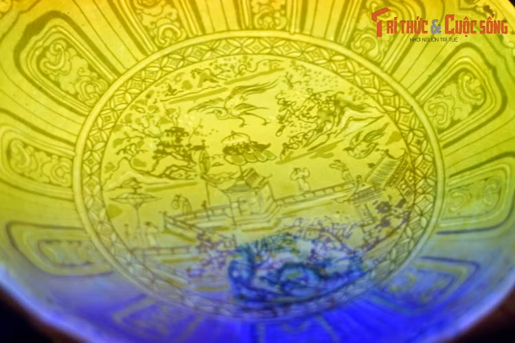 Theo đó, tại khu di tích Hoàng thành Thăng Long, các nhà khảo cổ đã tìm thấy dấu tích của nhiều món đồ gốm sứ cao cấp vẽ nhiều màu. Đây là các loại vật dụng của nhà vua và triều đình ở kinh đô Thăng Long xưa.