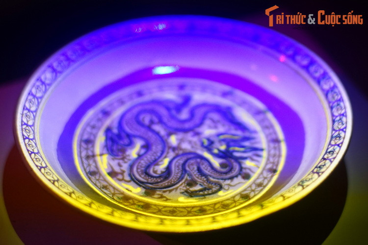 Đây là một hiện vật vô cùng đặc sắc và quý hiếm, không chỉ là vật dụng trong bữa ăn của nhà vua mà còn cho ta biết về kỹ thuật sản xuất đồ gốm cao cấp do lò quan Thăng Long chế tác cho cung đình vào thế kỷ 15.