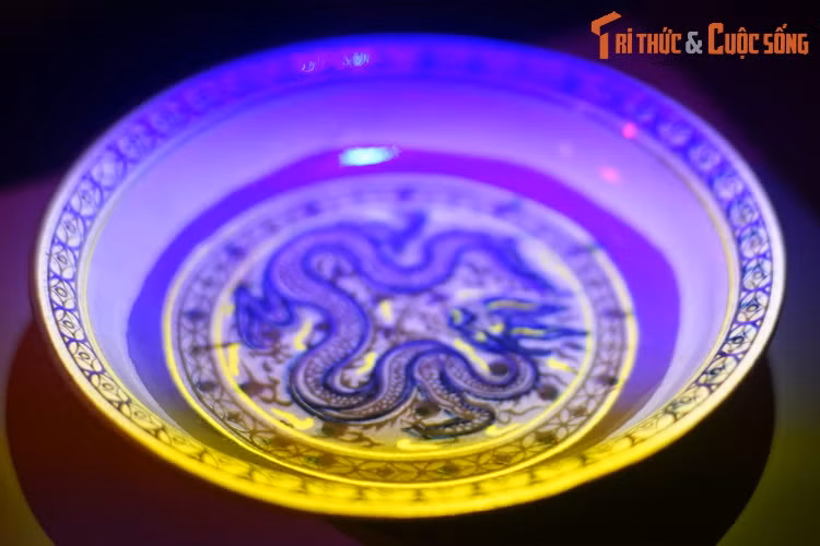 Đây là một hiện vật vô cùng đặc sắc và quý hiếm, không chỉ là vật dụng trong bữa ăn của nhà vua mà còn cho ta biết về kỹ thuật sản xuất đồ gốm cao cấp do lò quan Thăng Long chế tác cho cung đình vào thế kỷ 15.