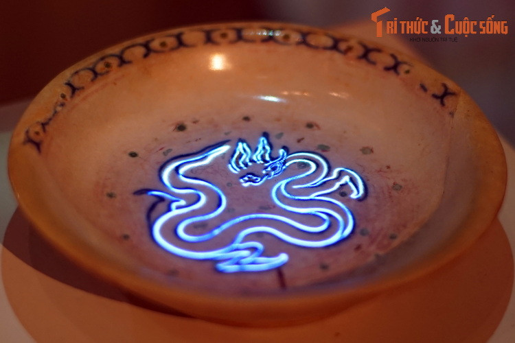 Dựa trên những dấu vết không rõ ràng đó, các chuyên gia đã dựng lại đồ án trang trí của chiếc đĩa và thể hiện qua màn "hồi sinh" ấn tượng bằng công nghệ trình chiếu 3D mapping...