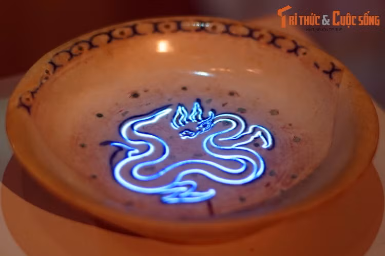 Dựa trên những dấu vết không rõ ràng đó, các chuyên gia đã dựng lại đồ án trang trí của chiếc đĩa và thể hiện qua màn "hồi sinh" ấn tượng bằng công nghệ trình chiếu 3D mapping...