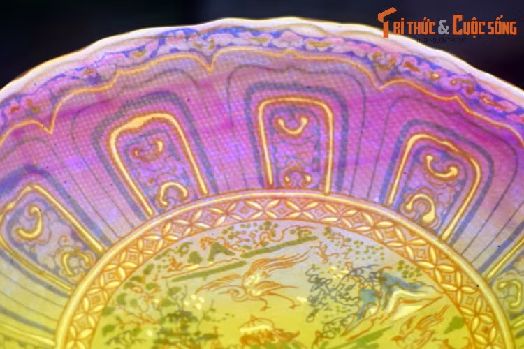 Các loại đồ gốm sứ quý hiếm này phần nhiều chỉ tìm thấy các mảnh vỡ nhỏ. Dựa trên các nguồn tư liệu hiện có, các chuyên gia gốm cổ Việt Nam có thể tái tạo lại hình dạng và một số đồ án hoa văn...