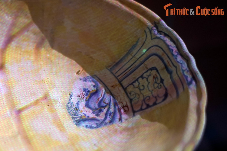 Trở lại với hiện vật đã đề cập, đây vốn là mảnh vỡ của một chiếc đĩa lớn. Trên mảnh vỡ có hoa văn hình cánh sen ngoài rìa cùng một phần cảnh vật trong lòng đĩa.