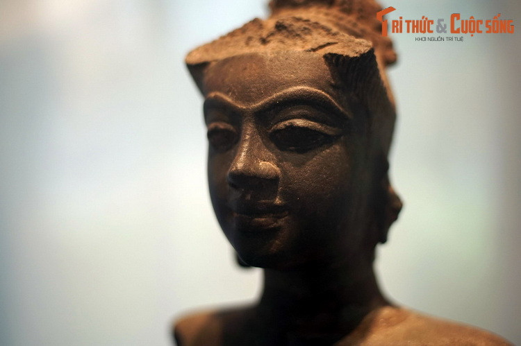 Khuôn mặt tượng hài hòa, chân mày cong nối liền nhau, đôi mắt to, mi mắt dài, sống mũi thẳng, miệng hơi mỉm cười. Theo các nhà nghiên cứu, đây là một bức tượng chân dung Champa được tạo tác sống động hiếm có, mang đậm nét nhân chủng học bản địa.