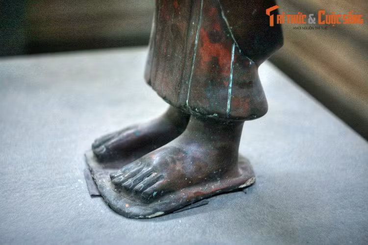 Theo các nhà nghiên cứu, nữ thần Tara là một dạng Bồ tát Quan âm đặc biệt phát triển trong giáo phái Phật vùng Nam Hymalaya, nơi các bộ tộc nguyên thủy bản địa tôn sùng các lễ nghi phồn thực và đa phần sống theo chế độ mẫu hệ.